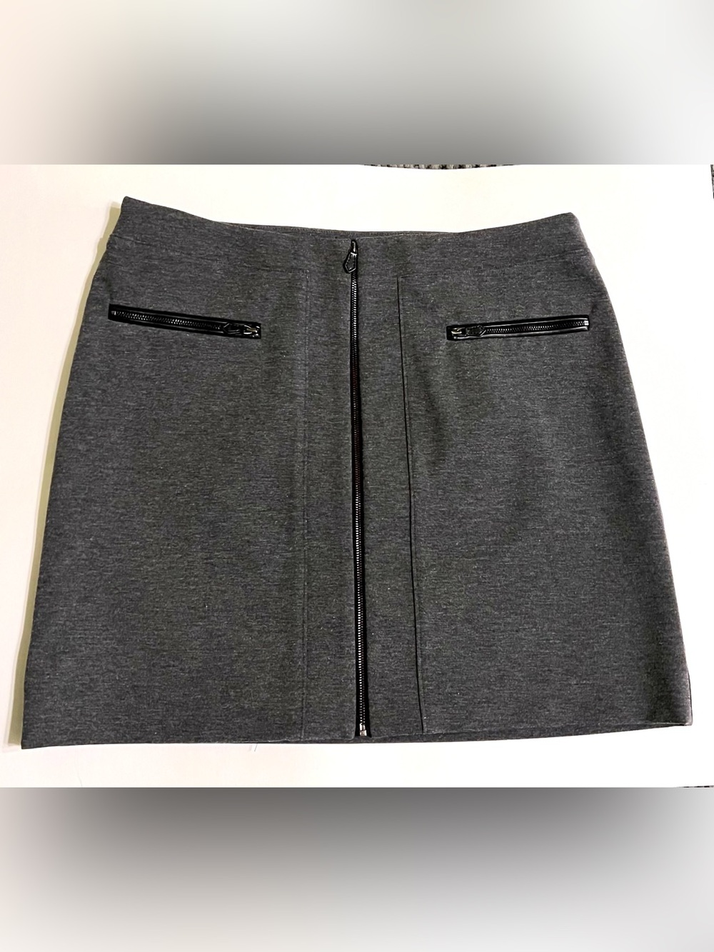 WHITE HOUSE BLACK MARKET Gray Zip-Front Knit Skirt w/ Faux Leather Trim, Size 8